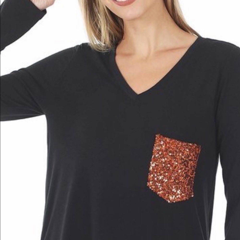 Long-sleeve shirt with sequence pocket.